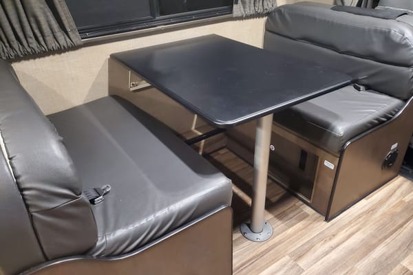 Solar equipped and fully stocked 30' Thor Motor Coach Majestic 28A