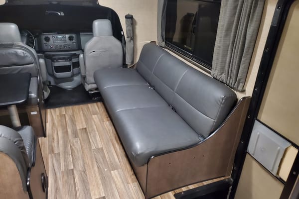 Solar equipped and fully stocked 30' Thor Motor Coach Majestic 28A