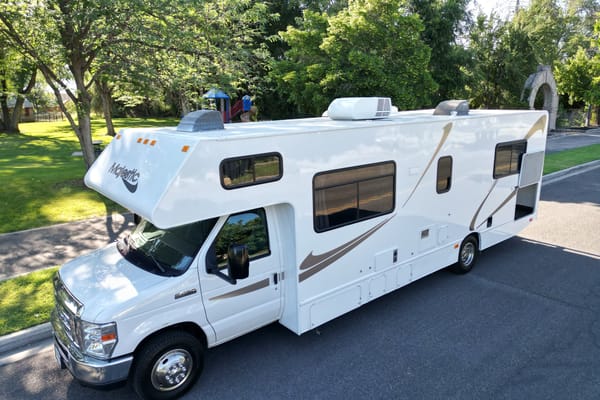 Solar equipped and fully stocked 30' Thor Motor Coach Majestic 28A