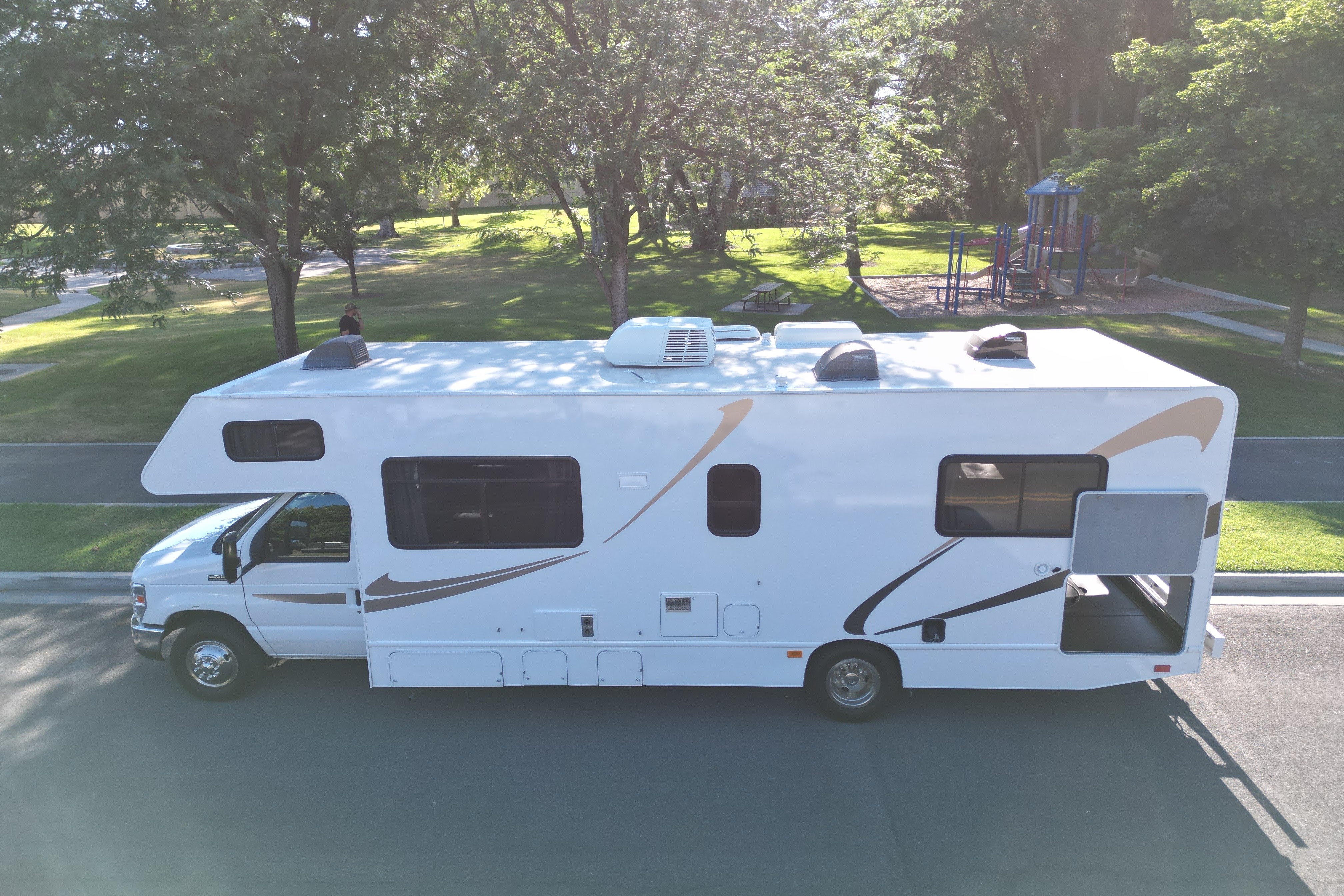 Solar equipped and fully stocked 30' Thor Motor Coach Majestic 28A