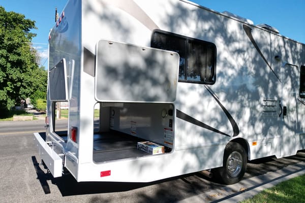 Solar equipped and fully stocked 30' Thor Motor Coach Majestic 28A