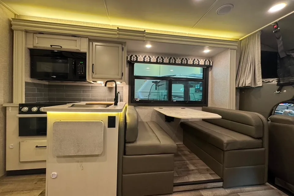 Travel in Comfort & Style: Carol’s Upscale Motor Home Awaits You!