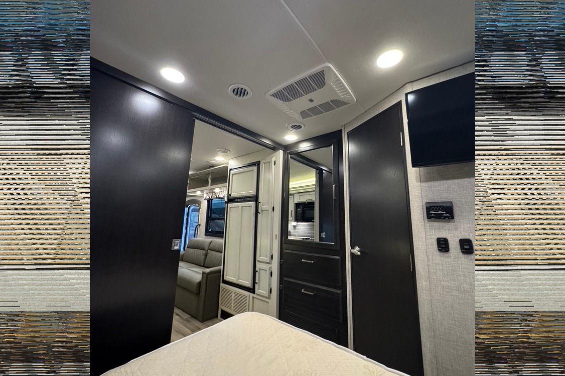 Travel in Comfort & Style: Carol’s Upscale Motor Home Awaits You!