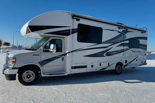 Travel in Comfort & Style: Carol’s Upscale Motor Home Awaits You!