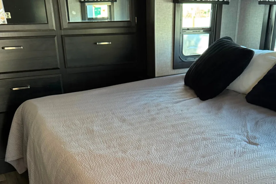 Travel in Comfort & Style: Carol’s Upscale Motor Home Awaits You!