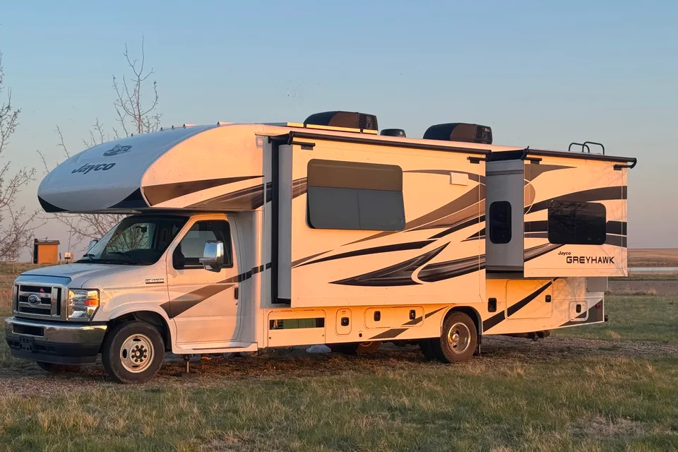 Travel in Comfort & Style: Carol’s Upscale Motor Home Awaits You!