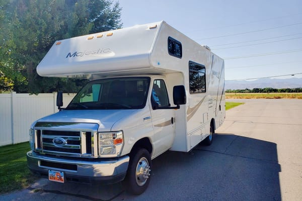 Solar equipped and fully stocked 25' 2014 Thor Majestic 23A