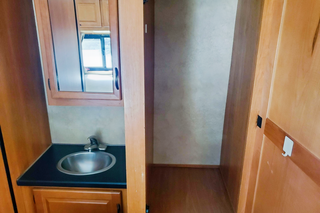Solar equipped and fully stocked 25' 2014 Thor Majestic 23A