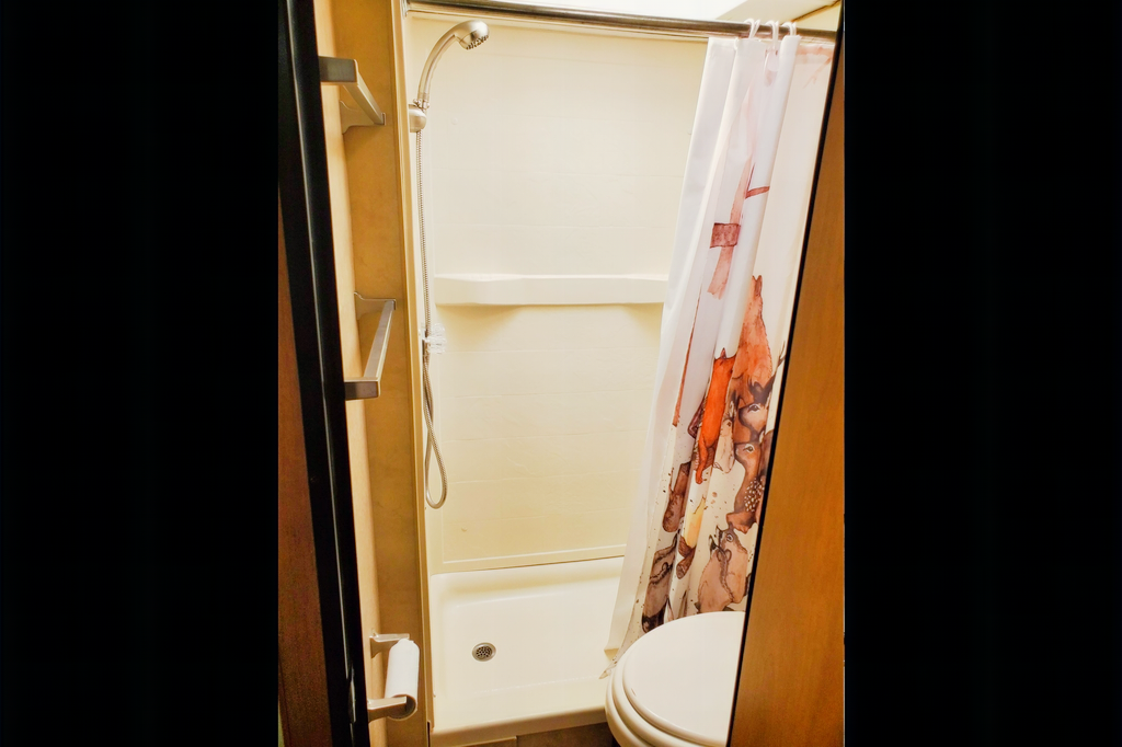 Solar equipped and fully stocked 25' 2014 Thor Majestic 23A