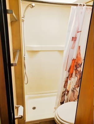 Solar equipped and fully stocked 25' 2014 Thor Majestic 23A