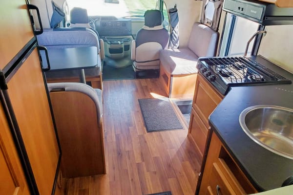 Solar equipped and fully stocked 25' 2014 Thor Majestic 23A