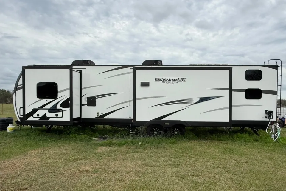 Troy & Kaila’s Venture RV SPORTTREK Travel Trailer