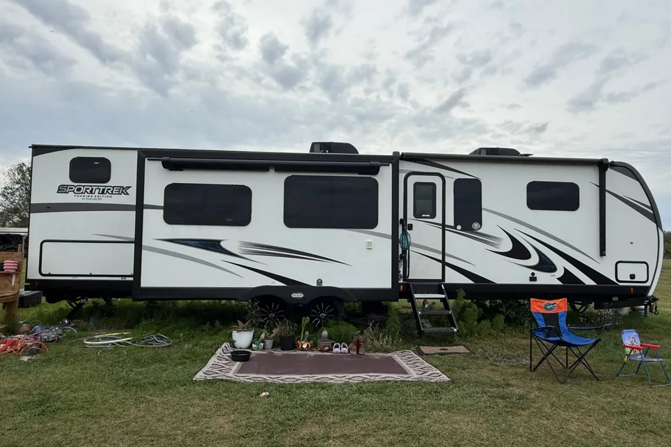 Troy & Kaila’s Venture RV SPORTTREK Travel Trailer