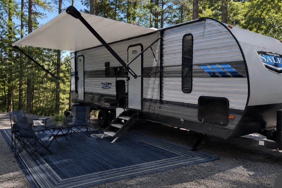 Clean, Well-Maintained Family Camper | Sleeps 6–8 | Queen Bed + Bunks