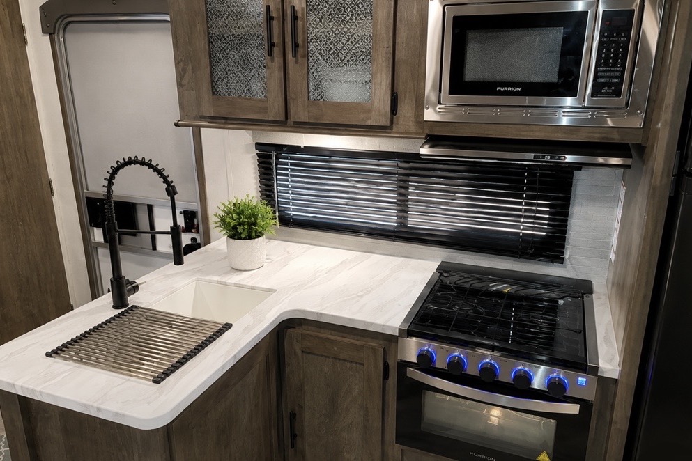 Clean, Well-Maintained Family Camper | Sleeps 6–8 | Queen Bed + Bunks