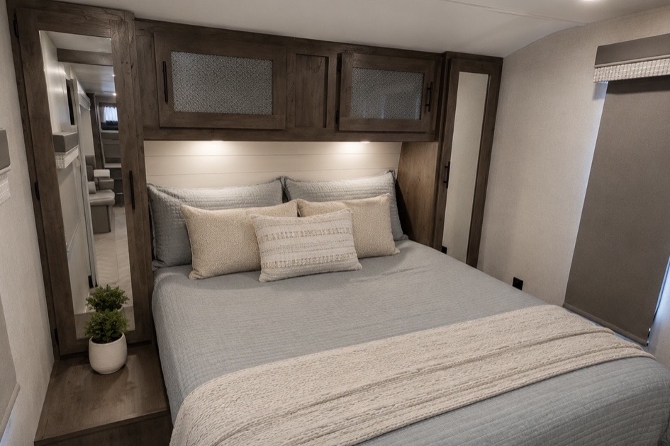 Clean, Well-Maintained Family Camper | Sleeps 6–8 | Queen Bed + Bunks