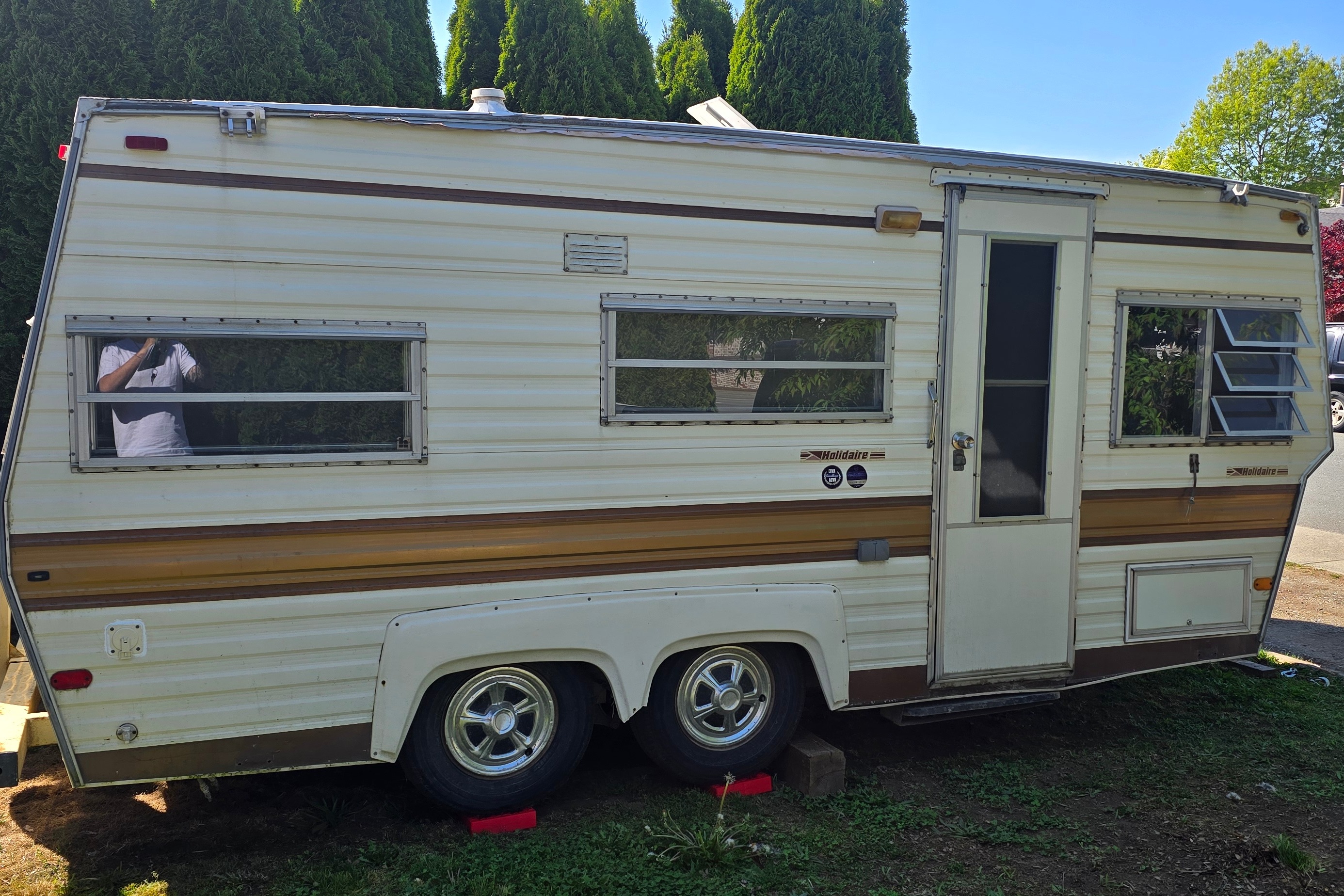 Cute Vintage Holidaire Travel Trailer!