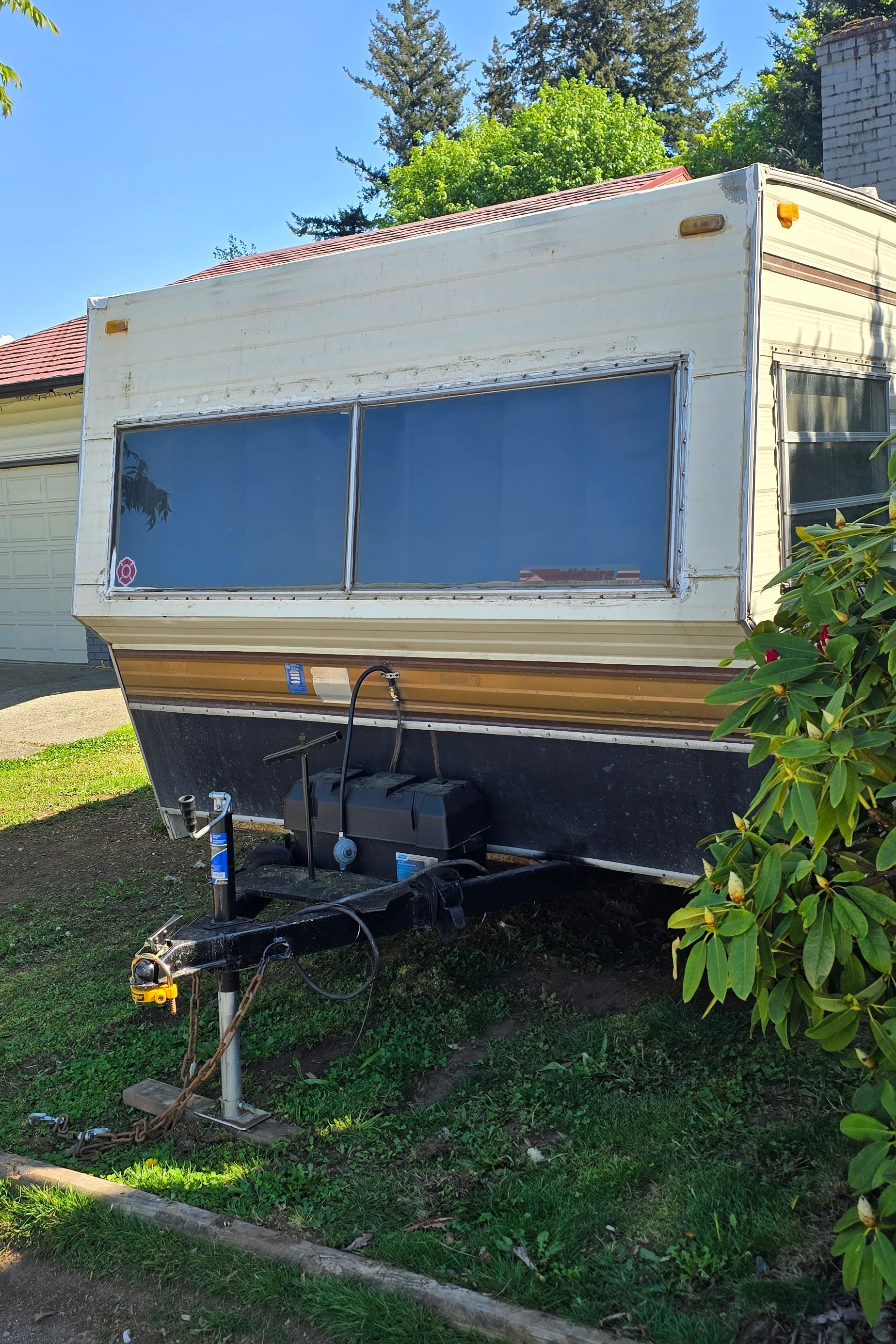 Cute Vintage Holidaire Travel Trailer!