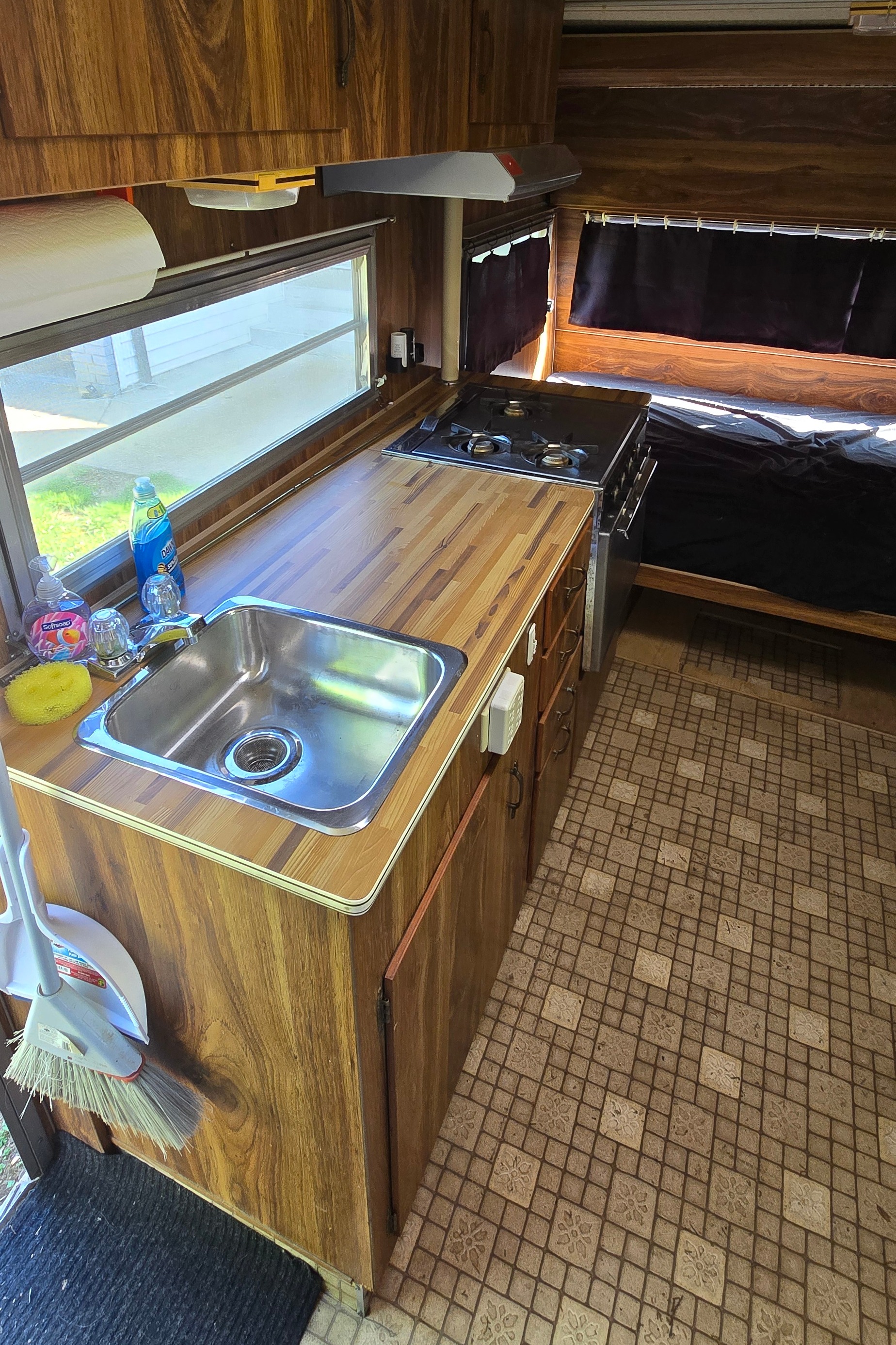 Cute Vintage Holidaire Travel Trailer!