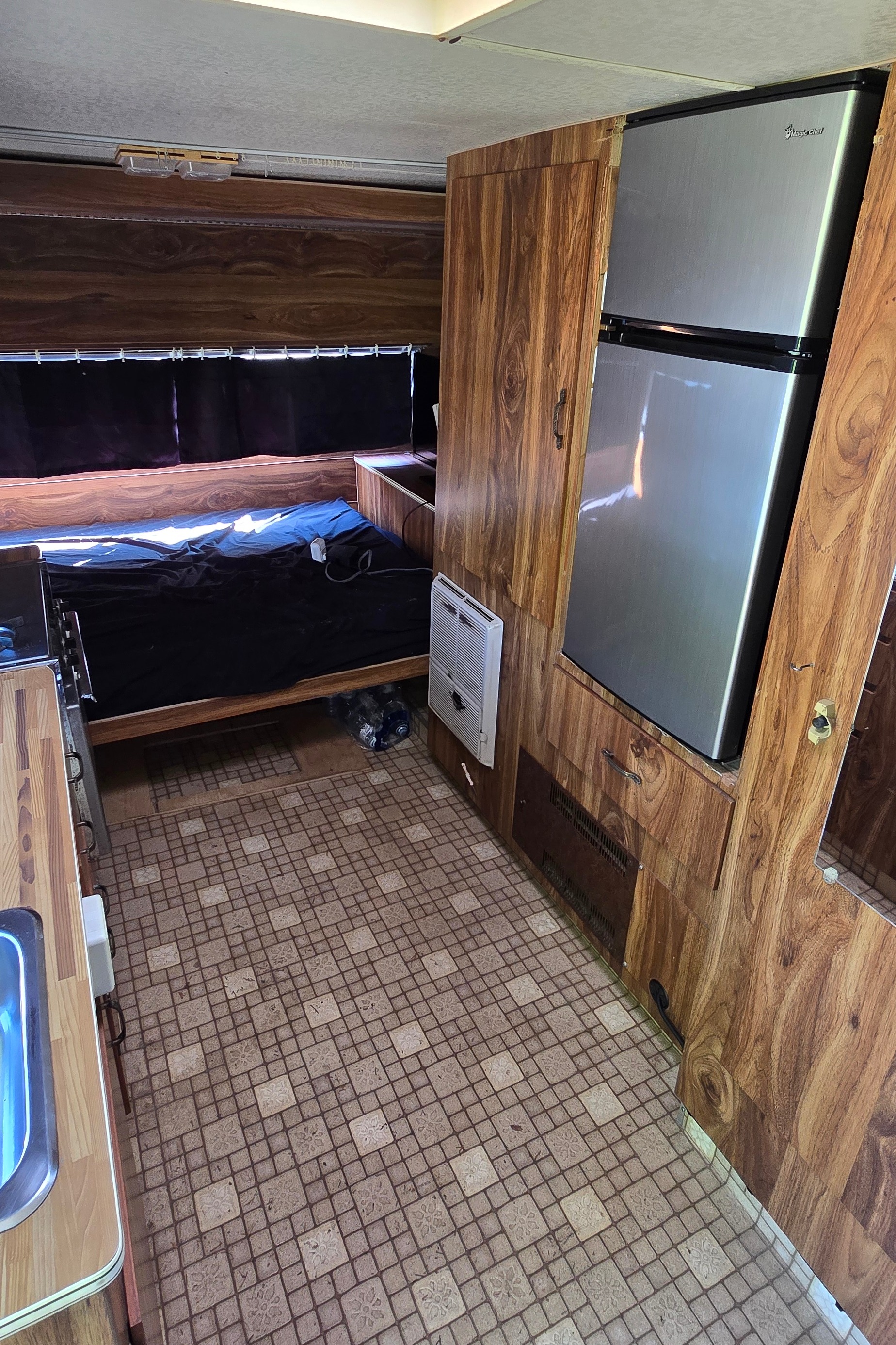 Cute Vintage Holidaire Travel Trailer!