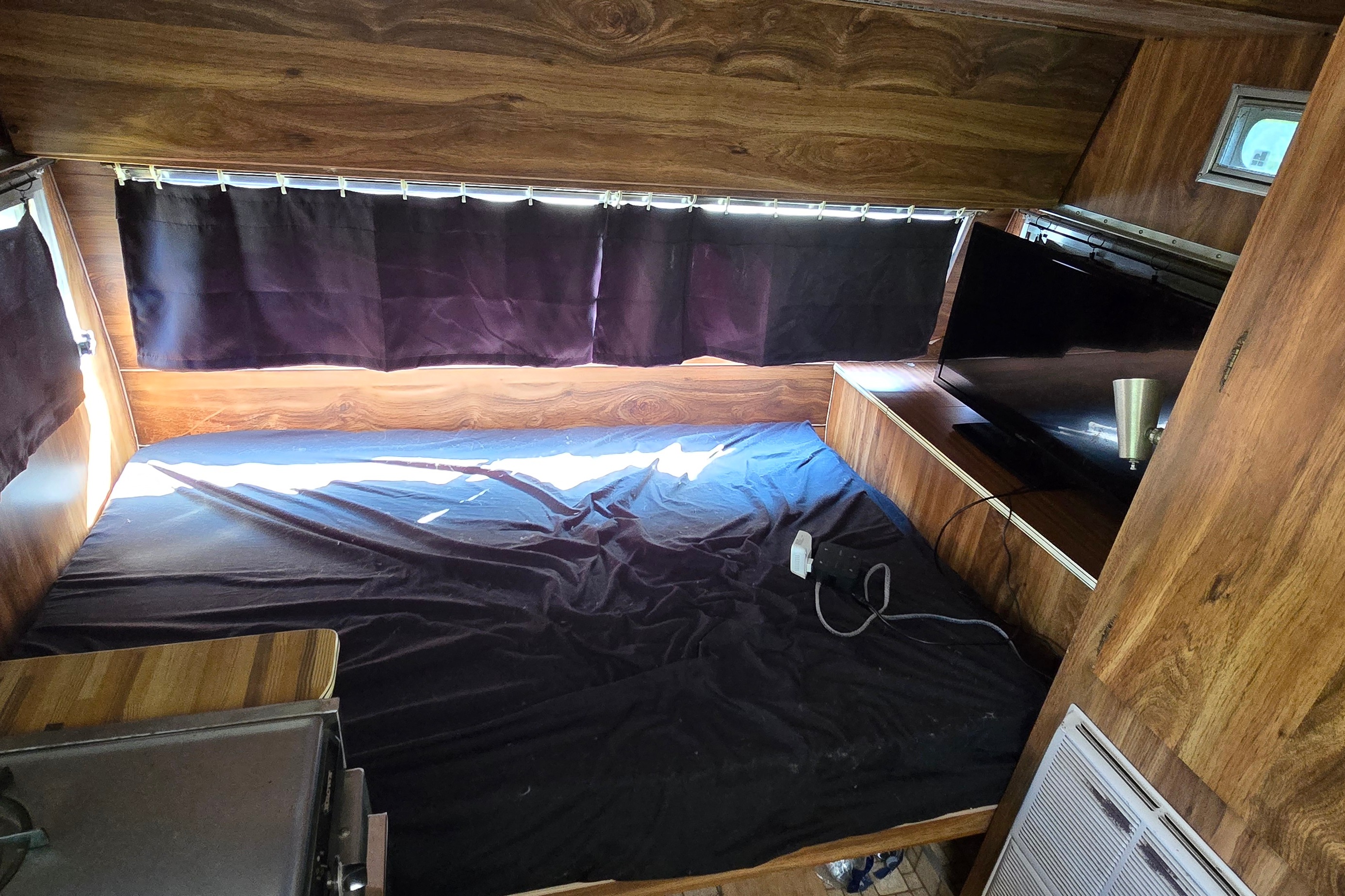 Cute Vintage Holidaire Travel Trailer!