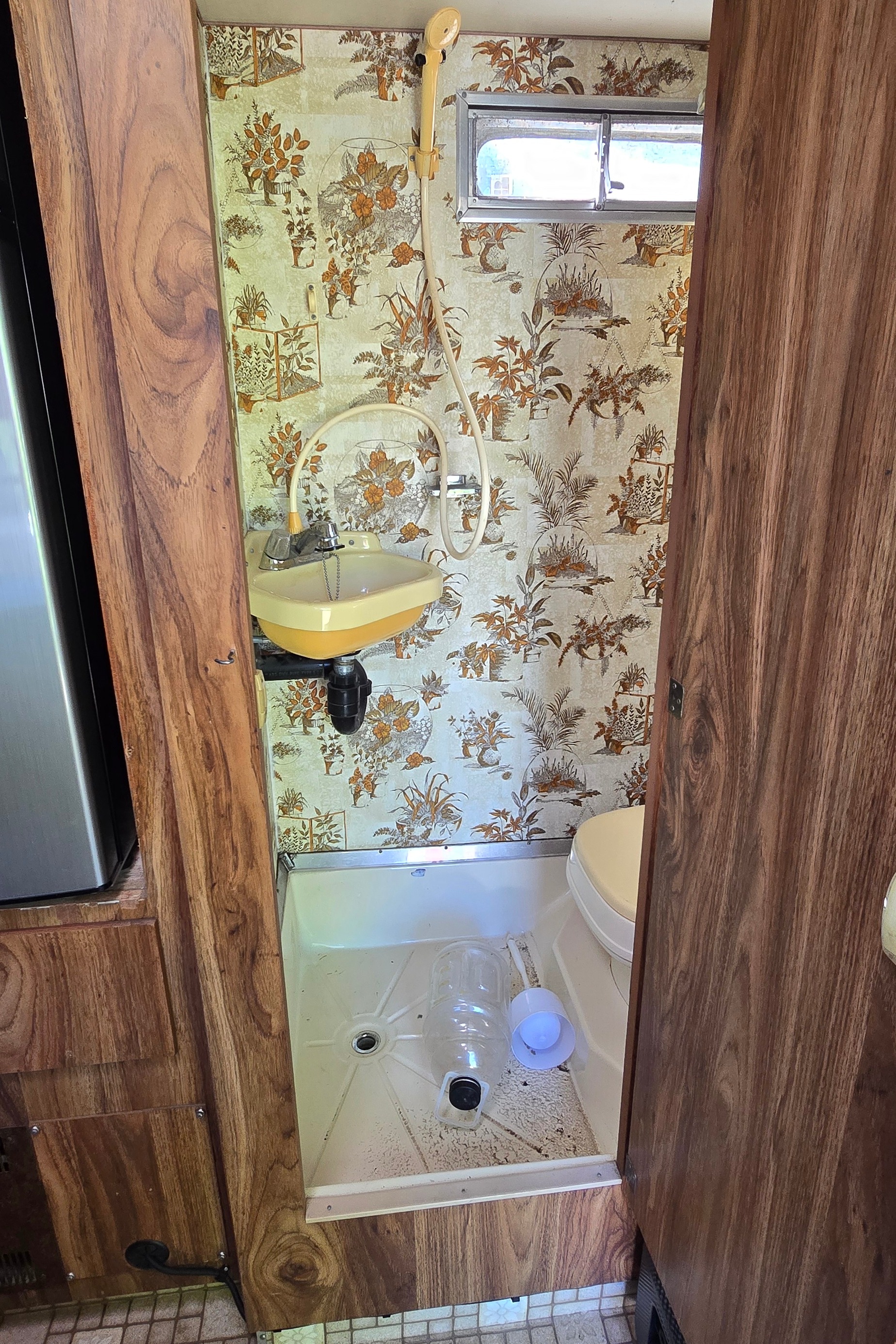 Cute Vintage Holidaire Travel Trailer!