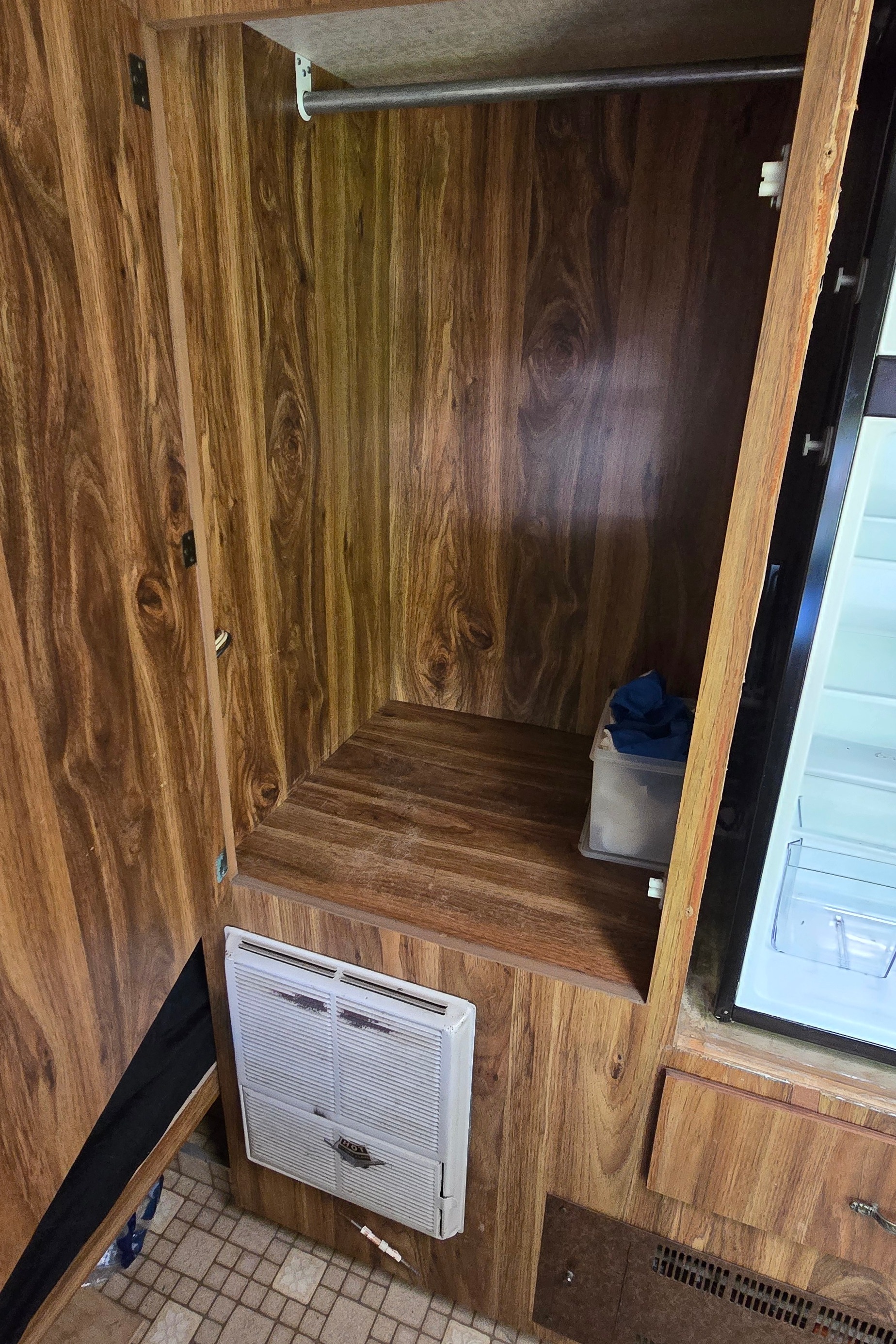 Cute Vintage Holidaire Travel Trailer!