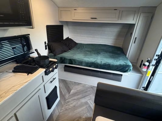 Adventure-Ready Family RV – Sleeps 8, Fully Loaded, Easy Tow!