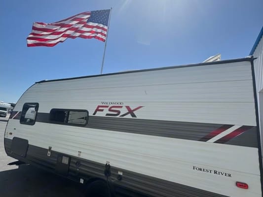 Adventure-Ready Family RV – Sleeps 8, Fully Loaded, Easy Tow!