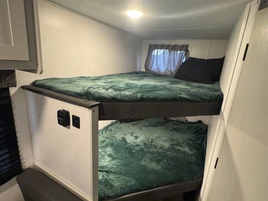 Adventure-Ready Family RV – Sleeps 8, Fully Loaded, Easy Tow!