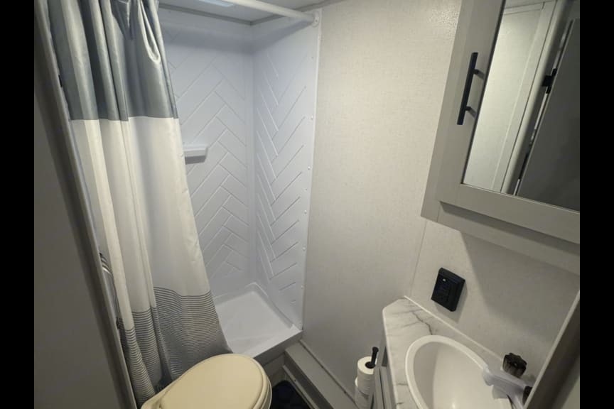 Adventure-Ready Family RV – Sleeps 8, Fully Loaded, Easy Tow!
