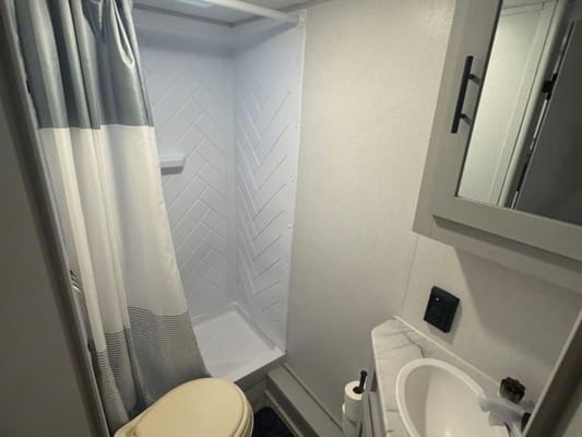 Adventure-Ready Family RV – Sleeps 8, Fully Loaded, Easy Tow!