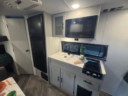 Adventure-Ready Family RV – Sleeps 8, Fully Loaded, Easy Tow!