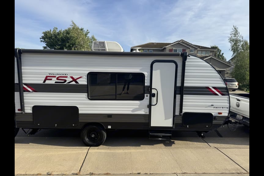 Adventure-Ready Family RV – Sleeps 8, Fully Loaded, Easy Tow!