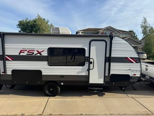 Adventure-Ready Family RV – Sleeps 8, Fully Loaded, Easy Tow!