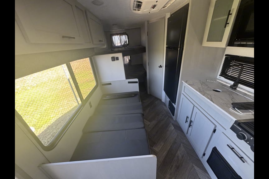 Adventure-Ready Family RV – Sleeps 8, Fully Loaded, Easy Tow!