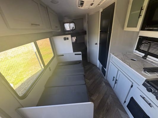 Adventure-Ready Family RV – Sleeps 8, Fully Loaded, Easy Tow!