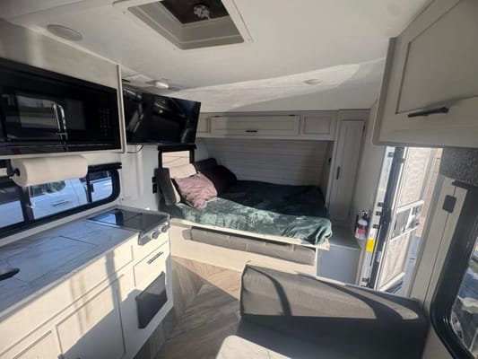 Adventure-Ready Family RV – Sleeps 8, Fully Loaded, Easy Tow!