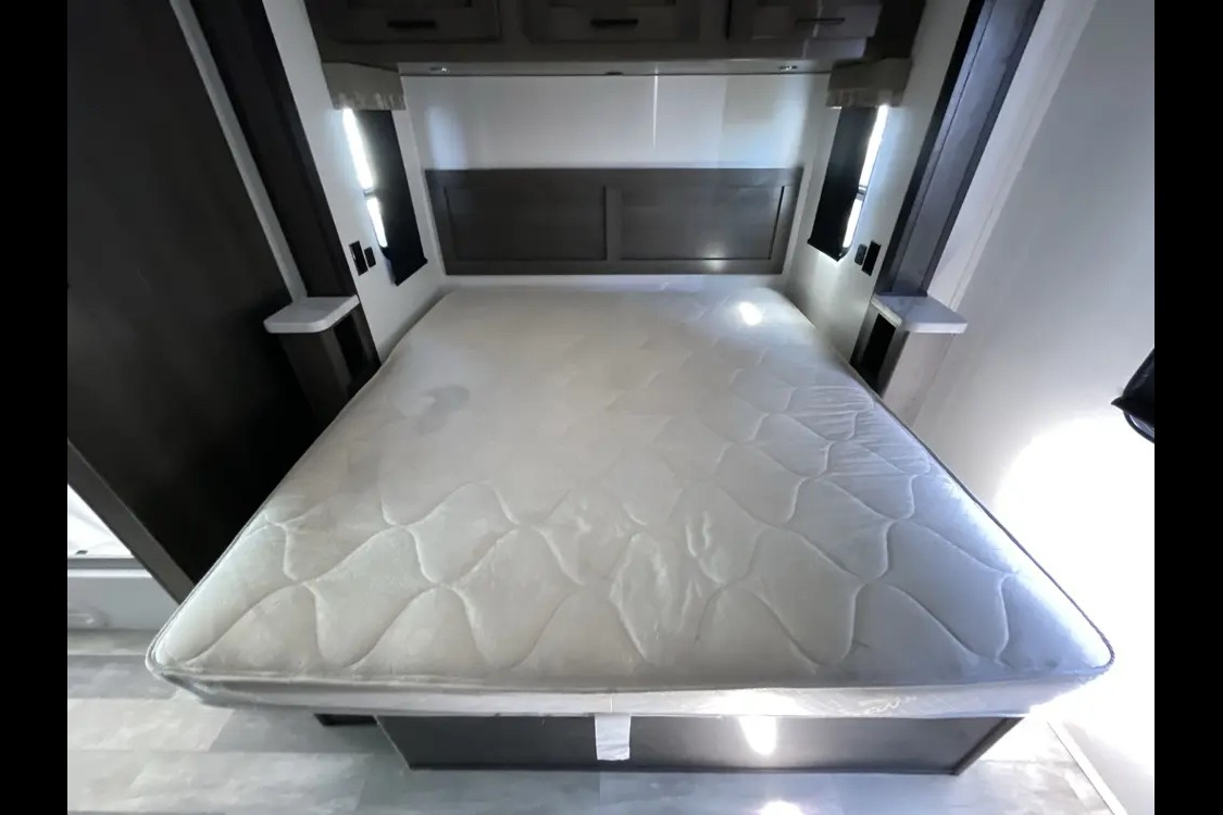 2024 FR3 30DS Luxury Class A | Easy to Drive | Sleeps 6 | Like New