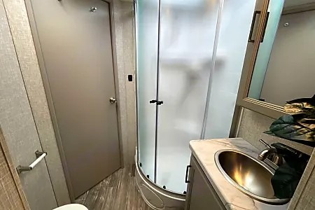 WiFi - LUXURIOUS - Sleeps 7 - Fits in State Parks (2)