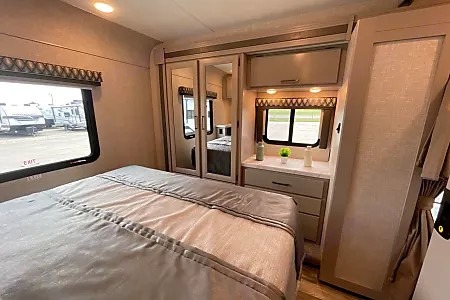 WiFi - LUXURIOUS - Sleeps 7 - Fits in State Parks (2)