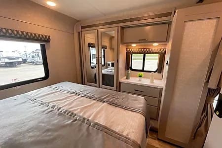 WiFi - LUXURIOUS - Sleeps 7 - Fits in State Parks (2)