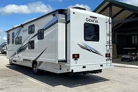 WiFi - LUXURIOUS - Sleeps 7 - Fits in State Parks (2)