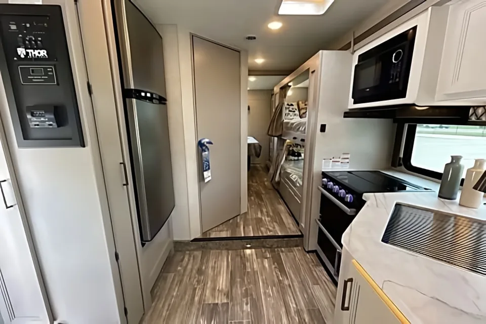 WiFi - LUXURIOUS - Sleeps 7 - Fits in State Parks (2)