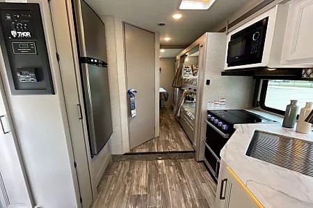 WiFi - LUXURIOUS - Sleeps 7 - Fits in State Parks (2)