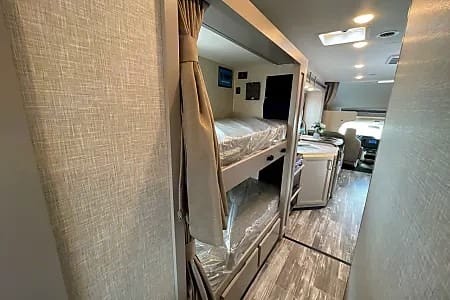WiFi - LUXURIOUS - Sleeps 7 - Fits in State Parks (2)
