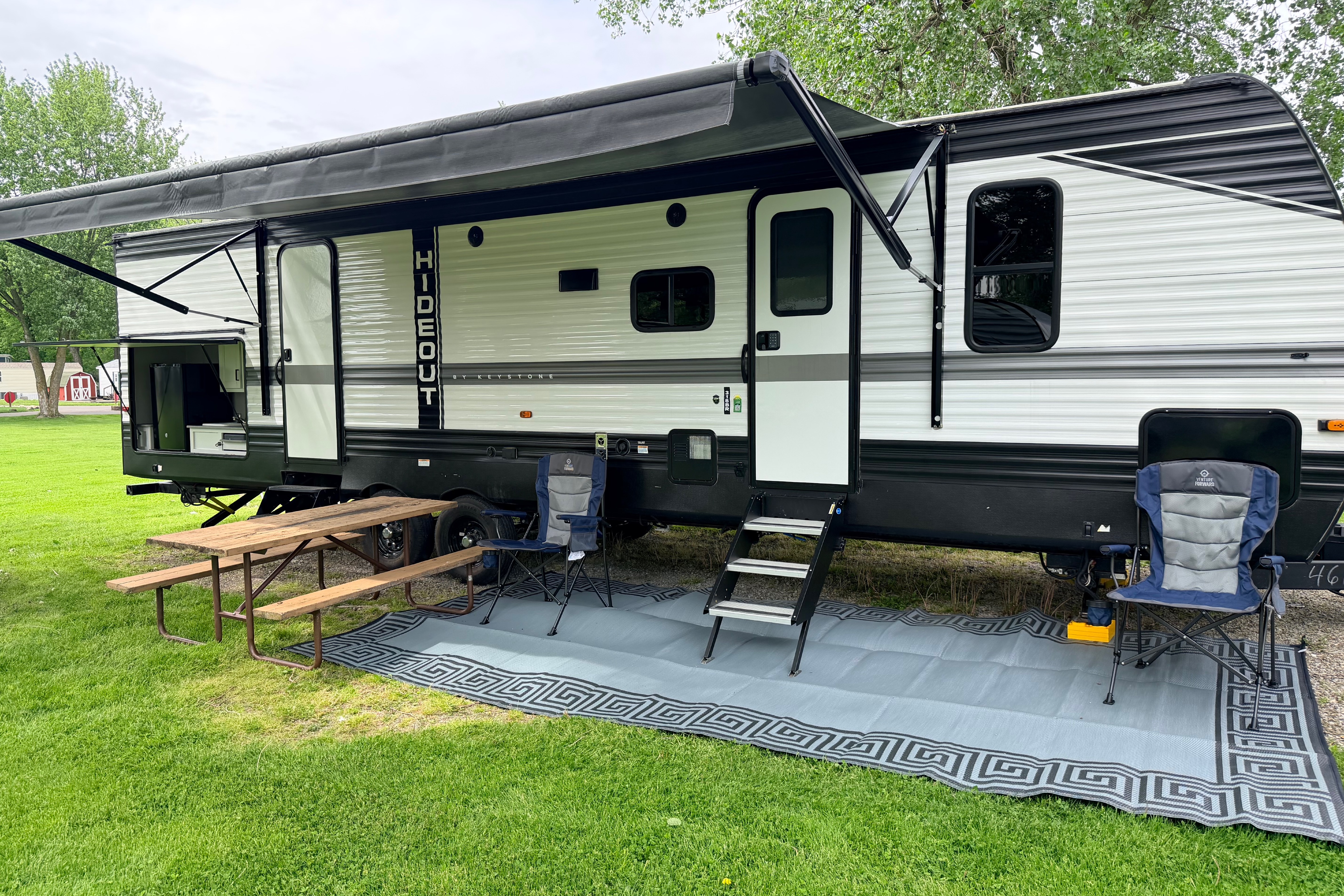 W2 Outdoors LLC Keystone Hideout 318BR Travel Trailer