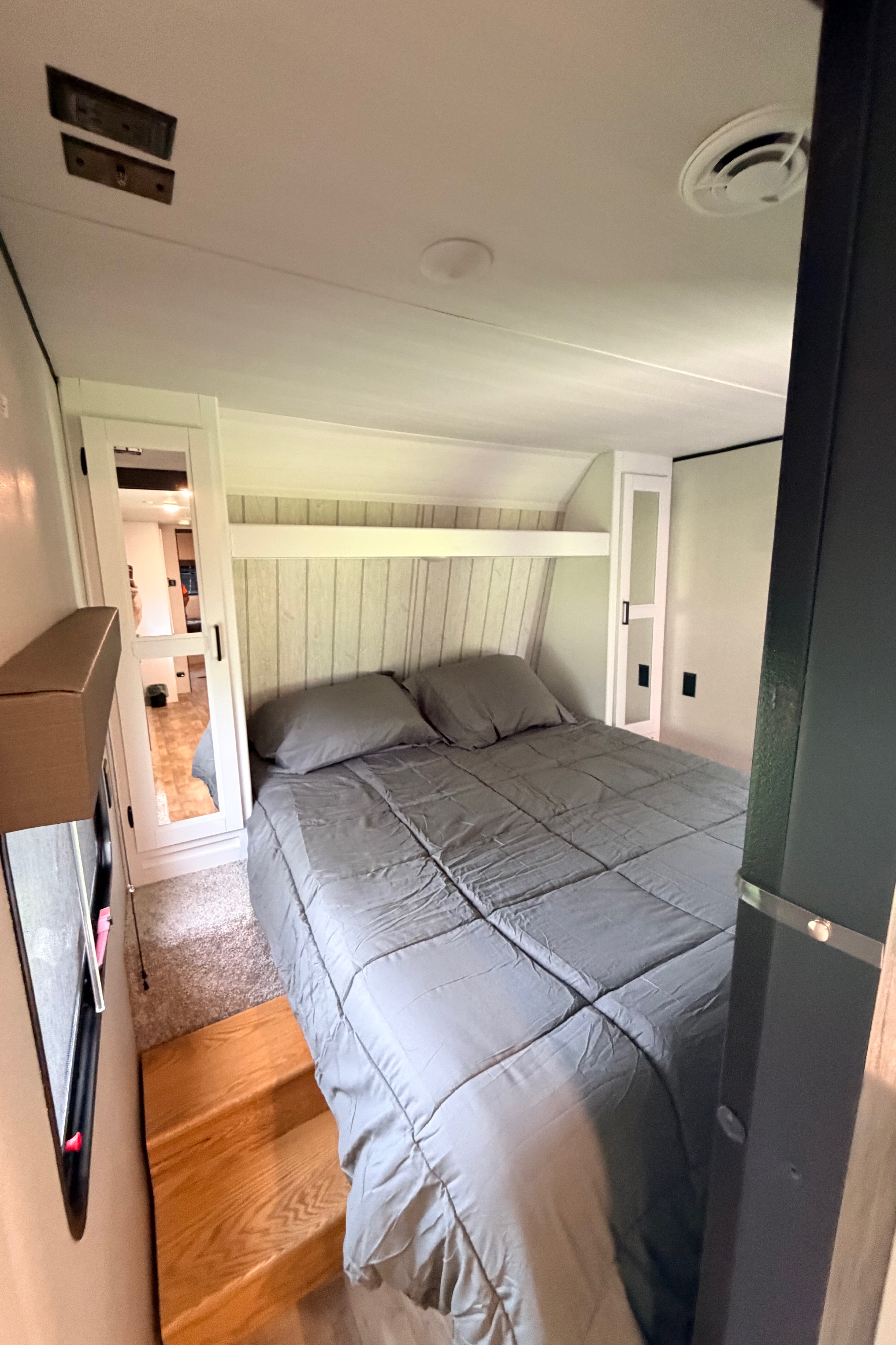 W2 Outdoors LLC Keystone Hideout 318BR Travel Trailer