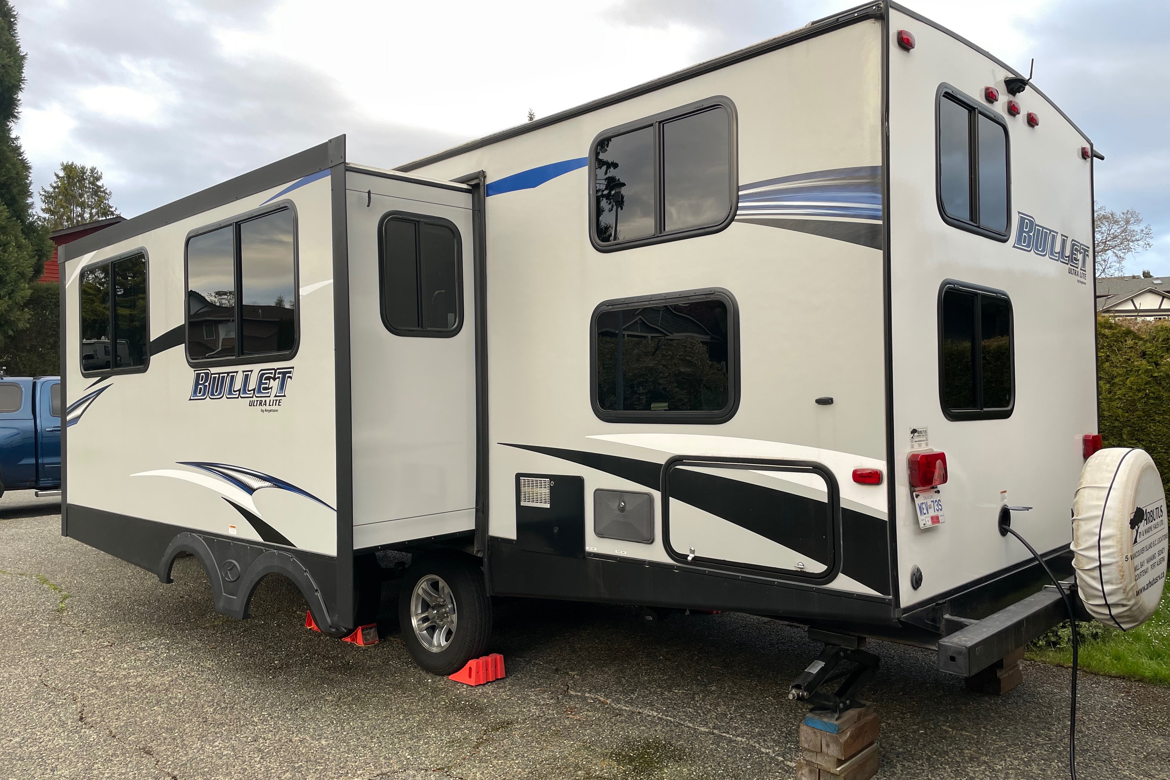 Rubie's Keystone Bullet 277BHS  Travel Trailer