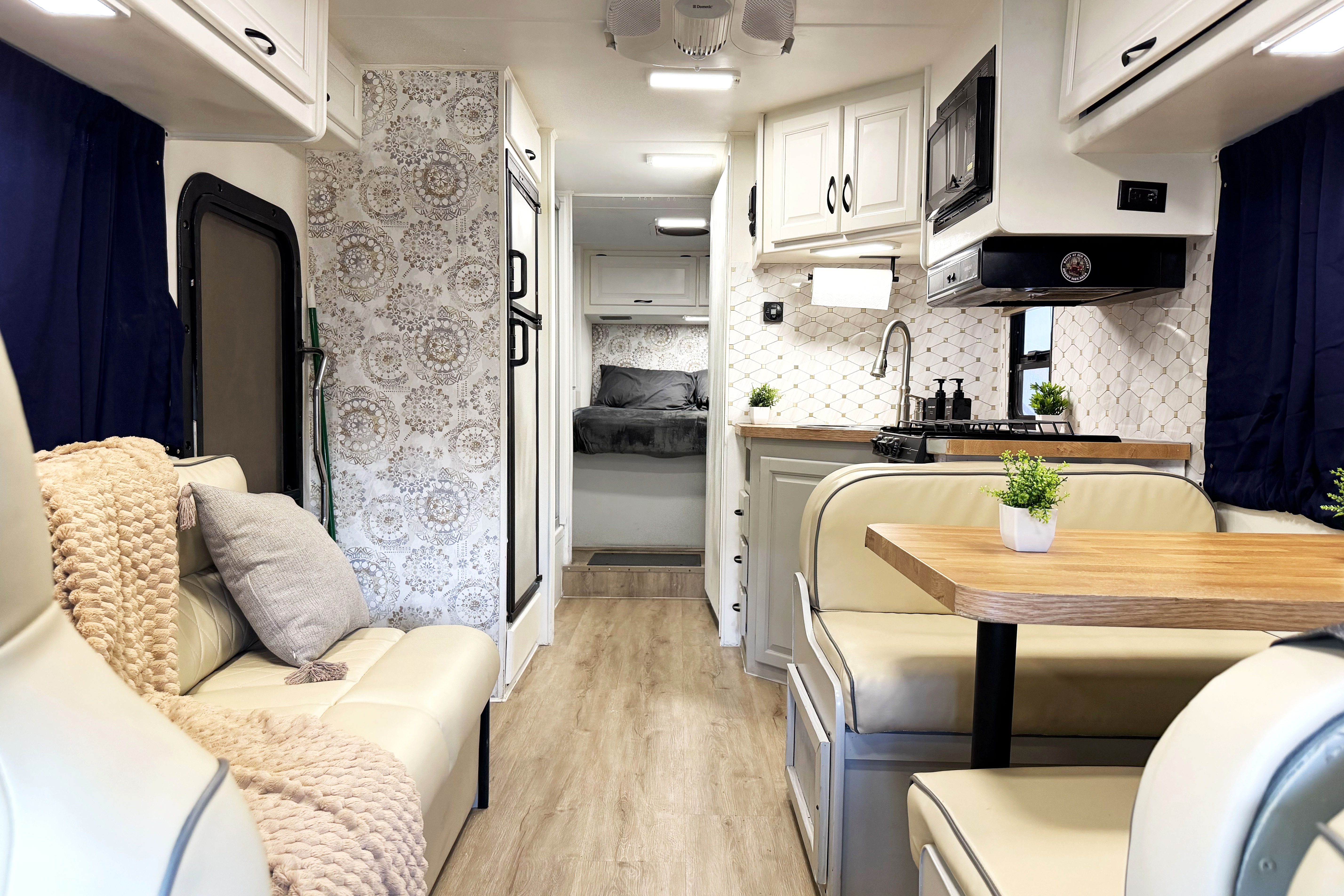 (#9) Class C Motorhome – Majestic 28A RV | Sleeps 8 | Unlimited Fun